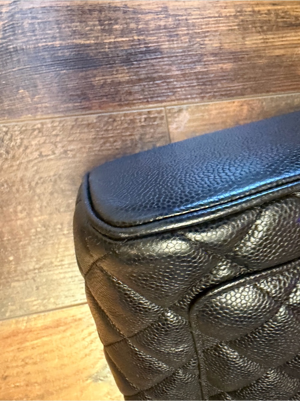 CHANEL Caviar Quilted
Medallion Tote bag in black leather. Vintage Y2K Classic - Picture 9 of 13